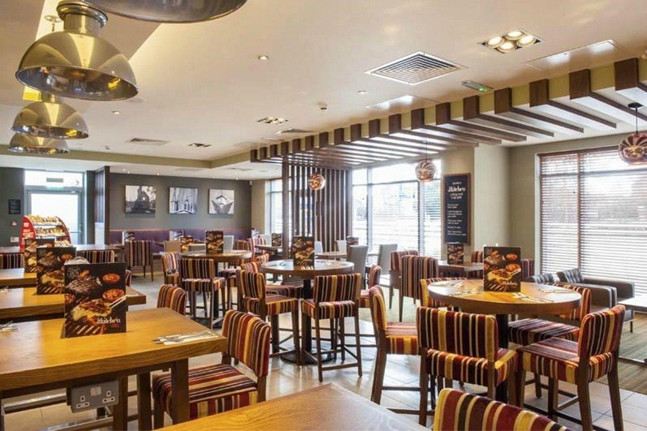 Premier Inn Premier Inn Уитни Экстерьер фото